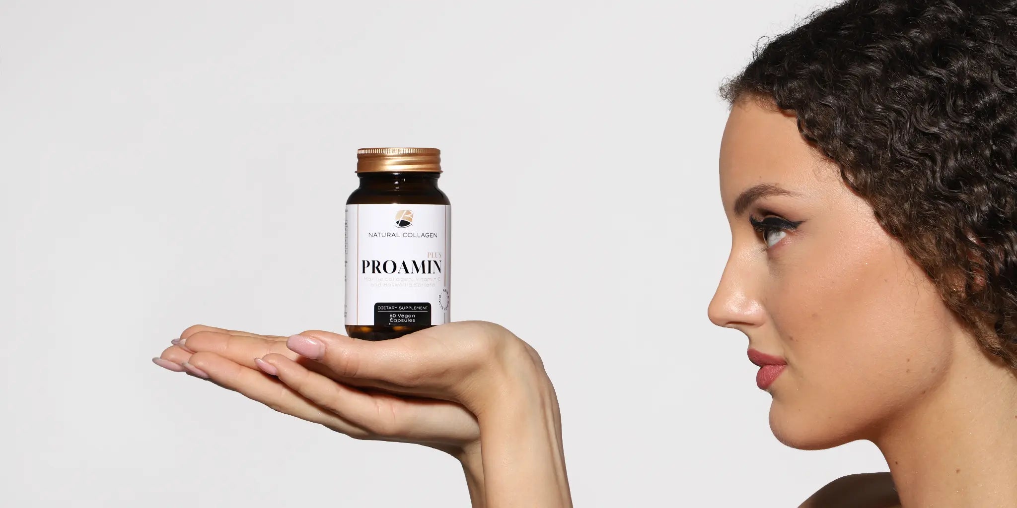 Жена държи бутилка рибен колаген PROAMIN PLUS с босвелия серата - натурална хранителна добавка за кожа и стави